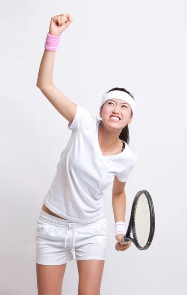 Mladá Asijská Žena Tenista Slaví Její Úspěch Proti Bílému Pozadí — Stock fotografie