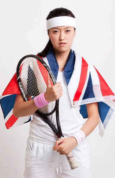 Jogadora Tênis Feminina Confiante Com Bandeira Britânica Contra Fundo Branco — Fotografia de Stock