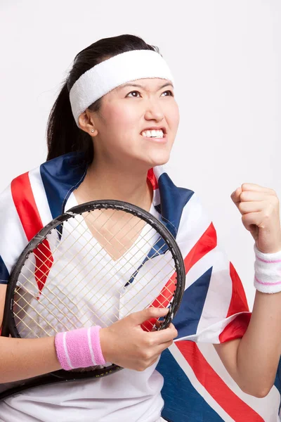 Ngiliz Bayrağı Taşıyan Bayan Tenisçi Beyaz Arkaplana Karşı Başarıyı Kutluyor — Stok fotoğraf