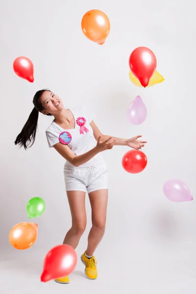 Retrato Jovem Brincalhão Com Balões Multicoloridos Celebrando Seu Aniversário Contra — Fotografia de Stock