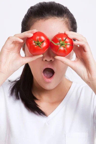 Jovem Mulher Asiática Cobrindo Seus Olhos Com Tomates Contra Fundo — Fotografia de Stock