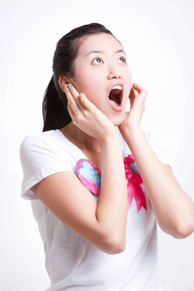 Geschokt Jong Aziatisch Vrouw Met Handen Gezicht Tegen Witte Achtergrond — Stockfoto