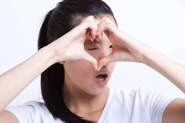 Genç Asyalı Kadın Elleri Beyaz Arka Planda Kalp Şekli Veriyor — Stok fotoğraf