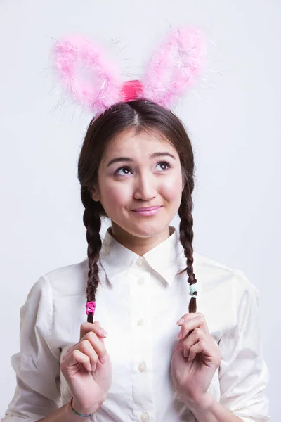 年轻的亚洲女人 兔子耳朵 白种人背景的白日梦 — 图库照片
