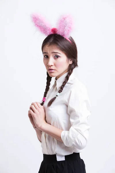 害怕的年轻女子 长着白种人背景的小兔子耳朵 — 图库照片