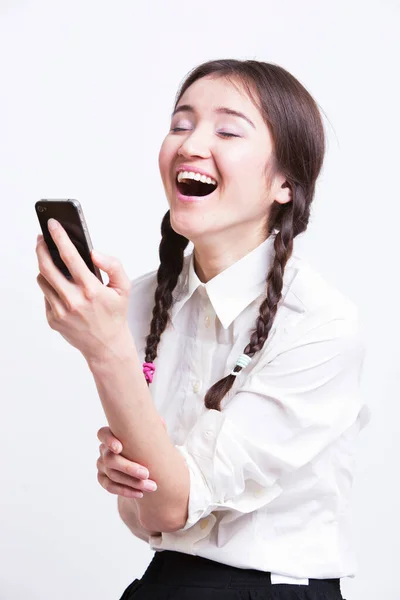 在白人背景下使用手机的快乐的年轻女人 — 图库照片