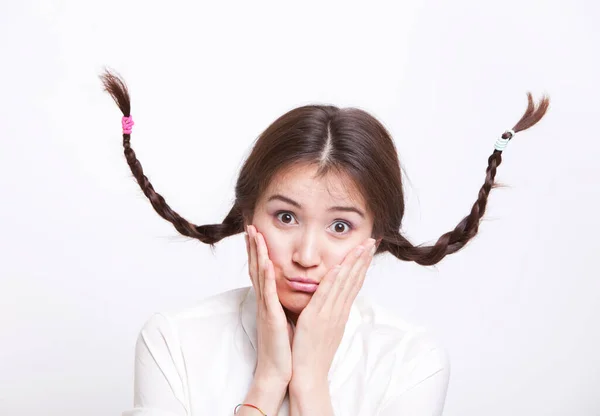 Retrato Una Joven Confundida Con Trenzas Enrollándose Hacia Arriba Sobre — Foto de Stock