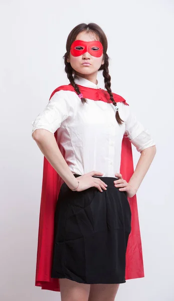 若いですアジア人女性のポートレートでスーパーヒーロー衣装とともに手上の腰に白の背景 — ストック写真