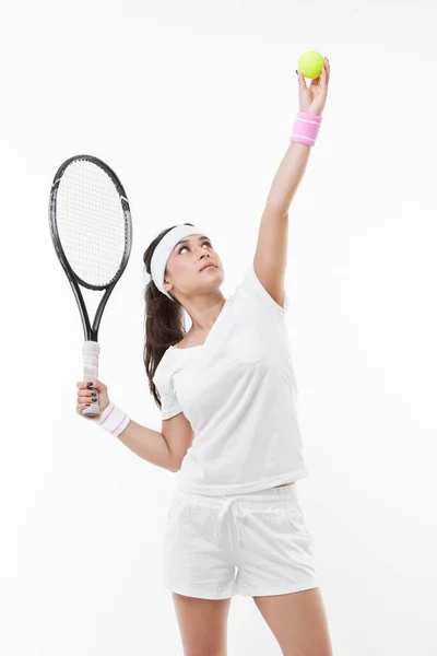 若い女性テニスプレーヤーは白い背景にボールを提供する準備 — ストック写真