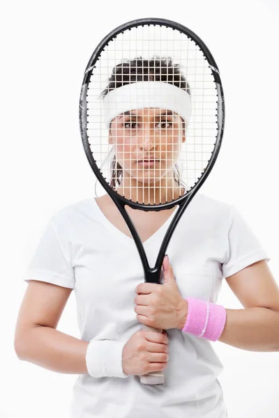 Muotokuva Aasian Nuori Nainen Katselee Läpi Tennis Maila Valkoisella Pohjalla — kuvapankkivalokuva