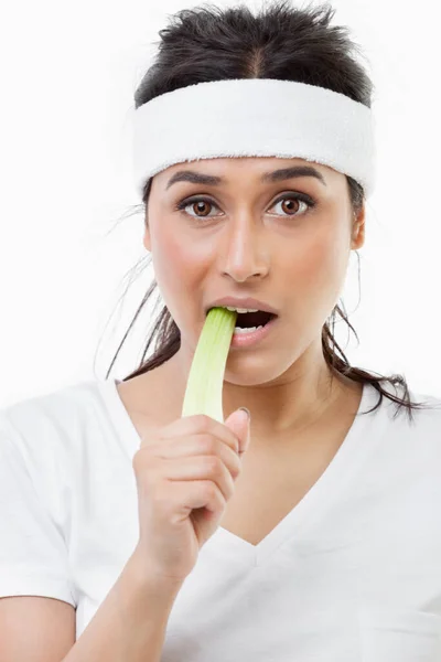 Portret Van Jonge Sportvrouw Eten Selderij Witte Achtergrond — Stockfoto