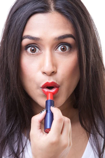 Retrato Mujer Joven Atractiva Aplicando Lápiz Labial Rojo Sus Labios —  Fotos de Stock