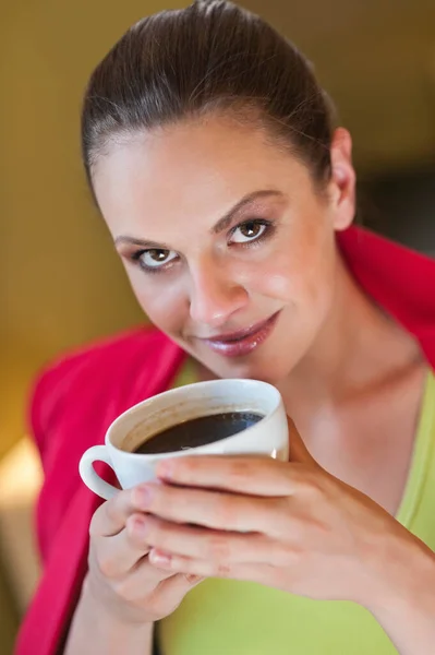 Retrato Mujer Joven Sosteniendo Taza Café — Foto de Stock