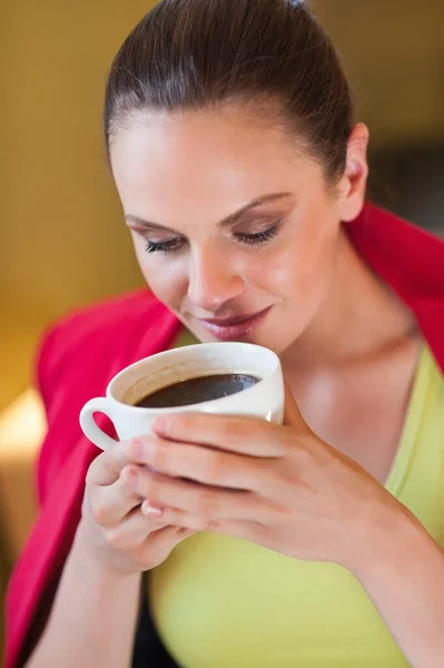 Jonge Vrouw Met Koffiebeker — Stockfoto