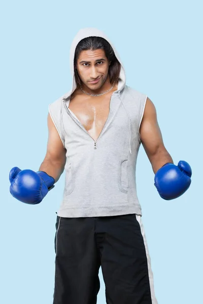 Портрет Уверенного Молодого Человека Боксёрских Перчатках Стоящего Синем Фоне — стоковое фото