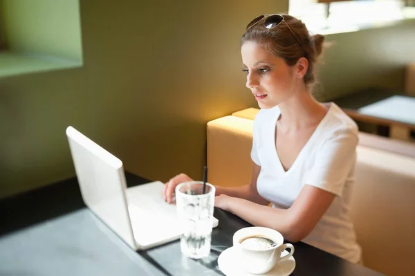 Jeune Femme Travaillant Sur Ordinateur Portable Café — Photo