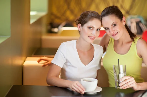 Porträtt Vackra Kvinnor Som Dricker Kaffe — Stockfoto