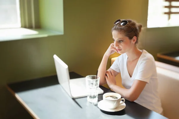 Tänksam Ung Kvinna Tittar Laptop Medan Sitter Café — Stockfoto