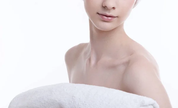 白い背景にタオルで頭を包んだ若い女性の肖像画 — ストック写真