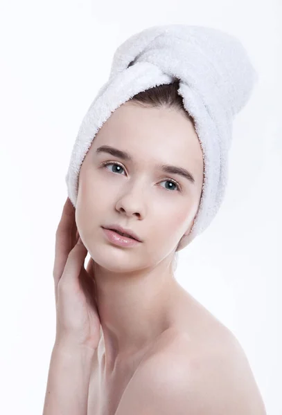 Portret Młodej Kobiety Ręcznikiem Owiniętym Wokół Głowy Białym Tle — Zdjęcie stockowe