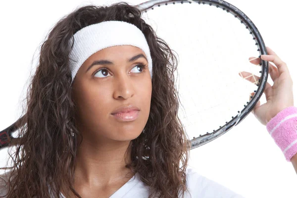Tenis Raketi Olan Genç Bir Bayan Beyaz Arka Plana Bakıyor — Stok fotoğraf