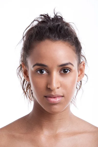 白い背景を持つ若い混合人種の女性の肖像 — ストック写真