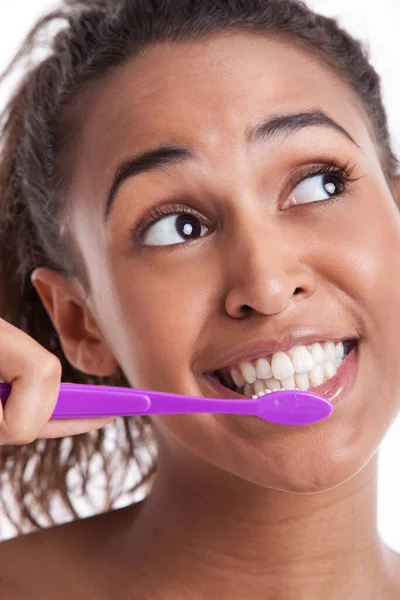 Jovem Mista Mulher Escovação Dentes Contra Fundo Branco — Fotografia de Stock