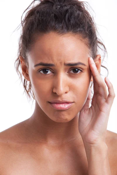 Portrait Jeune Femme Métisse Souffrant Maux Tête Sur Fond Blanc — Photo