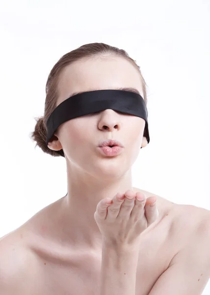 Shirtless Ung Kvinna Med Ögonbindel Blåser Kyss Mot Vit Bakgrund — Stockfoto