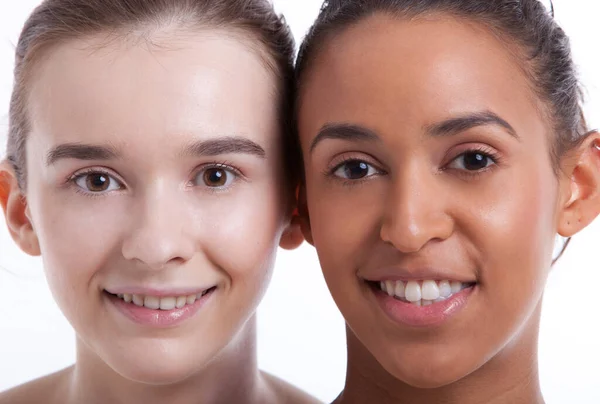 两个年轻的女性朋友在白人背景下一起笑的肖像 — 图库照片