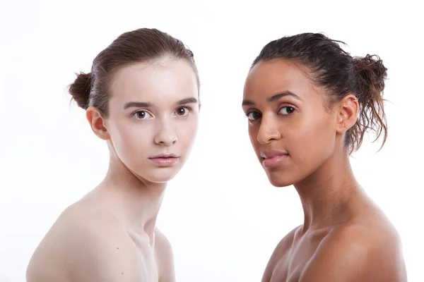 Retrato Dos Mujeres Jóvenes Sin Camisa Sobre Fondo Blanco — Foto de Stock