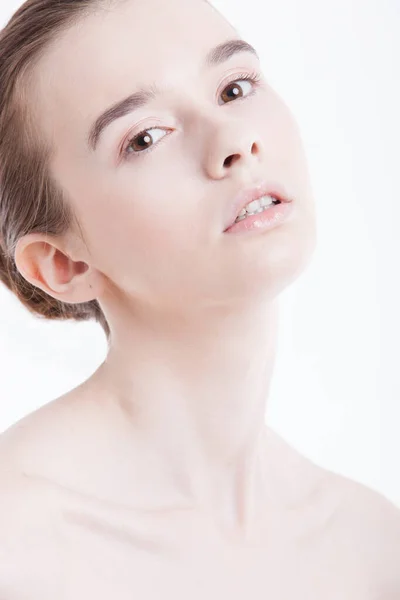 Portret Van Mooie Jonge Vrouw Tegen Witte Achtergrond — Stockfoto