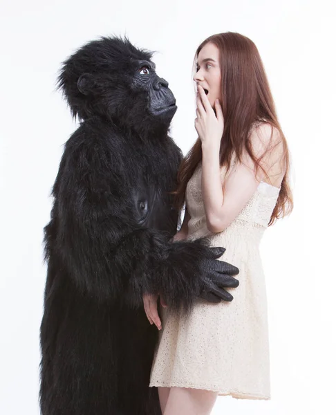 Uomo Costume Gorilla Abbracciare Spaventato Giovane Donna Contro Sfondo Bianco — Foto Stock