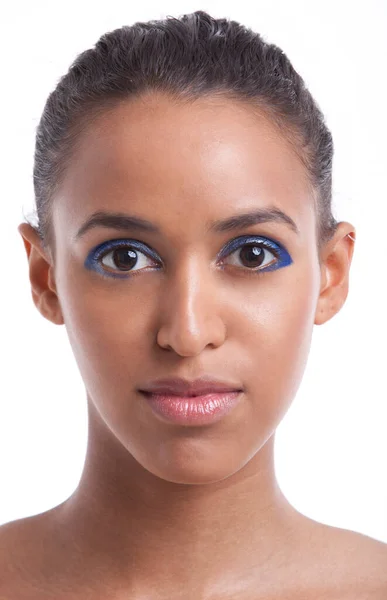 Πορτρέτο Της Όμορφης Νεαρής Γυναίκας Μπλε Σκιά Ματιών Λευκό Φόντο — Φωτογραφία Αρχείου