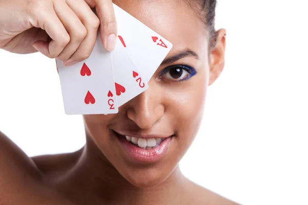 年轻男女混血女子的肖像 在白底背景下玩纸牌咬嘴唇 — 图库照片