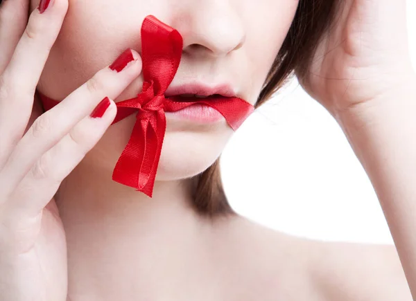 Widok Upraw Młodej Kobiety Czerwoną Wstążką Przywiązaną Ust Białym Tle — Zdjęcie stockowe