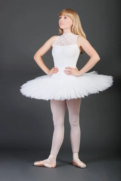 Joven Bailarina Ballet Con Las Manos Las Caderas Pie Sobre — Foto de Stock