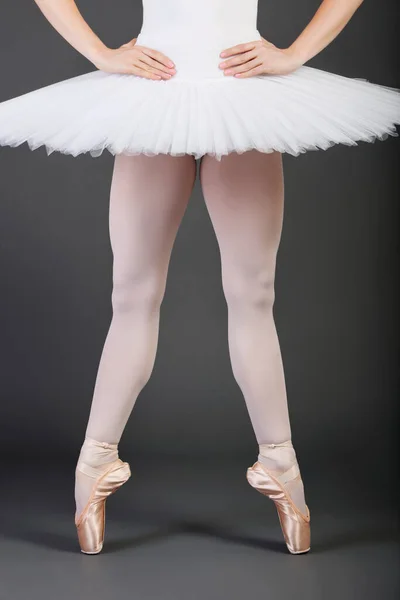 若い女性バレエダンサーの低いセクション白いチュチュとバレエスリッパを着て — ストック写真
