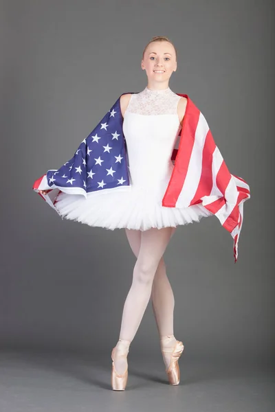 Retrato Una Joven Bailarina Ballet Bailando Con Bandera Americana — Foto de Stock