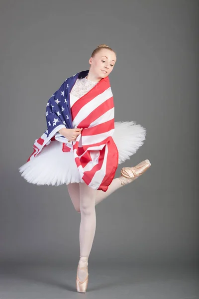 Retrato Una Joven Bailarina Ballet Bailando Con Bandera Americana — Foto de Stock