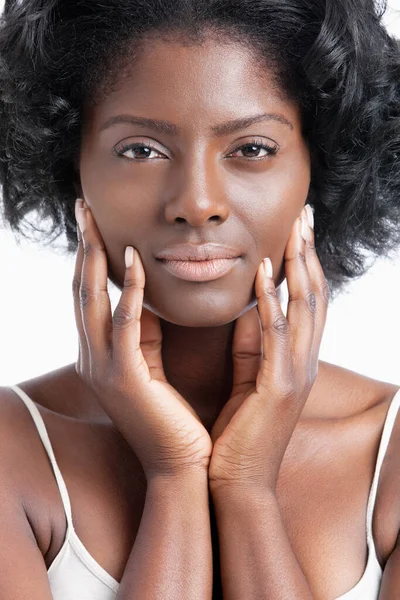 Πορτρέτο Μιας Αφροαμερικανής Νεαρής Γυναίκας Χέρια Στο Πρόσωπο — Φωτογραφία Αρχείου