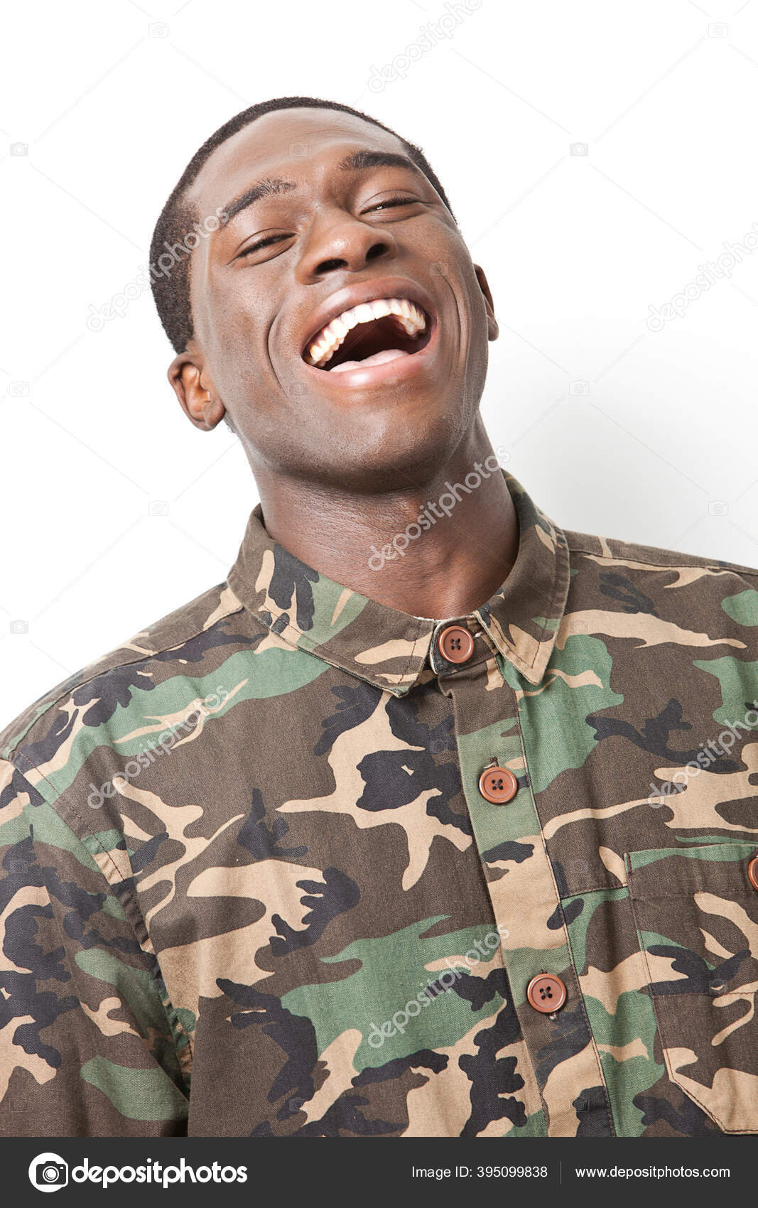 Retrato Alegre Soldado Militar Joven Con Ropa Camuflaje Riendo Sobre Foto de stock 395099838 londondeposit