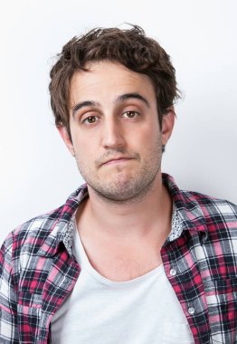 Sıkılmış genç bir adamın beyaz arka planda yakın plan portresi