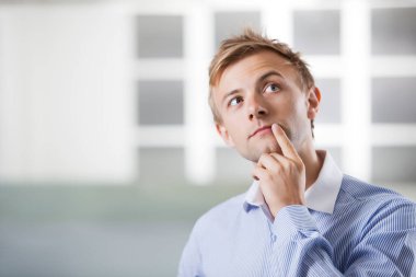 Ofisteki genç, düşünceli Kafkasyalı iş adamı.