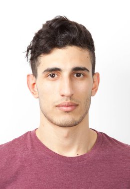Beyaz arka planda Orta Doğulu genç bir adamın portresi