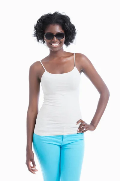 Heureuse Jeune Femme Afro Américaine Portant Des Lunettes Soleil Debout — Photo