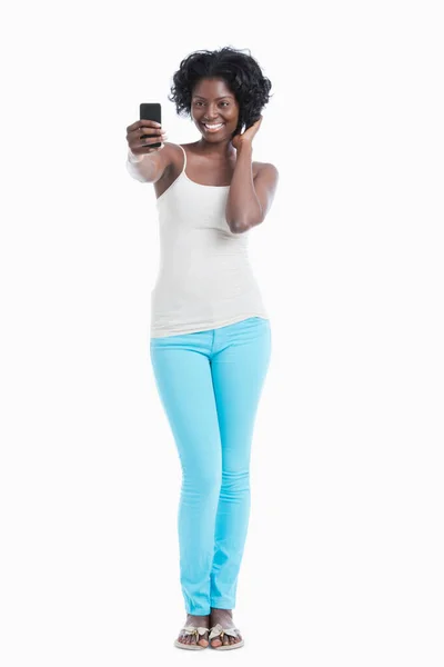 快乐的年轻非洲裔美国女人在白人背景下自画像 — 图库照片