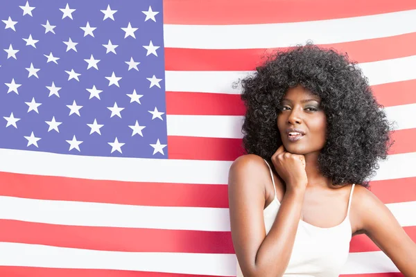 Portrét Stylové Mladé Ženy Šumivým Účesem Stojící Proti Americké Vlajce — Stock fotografie