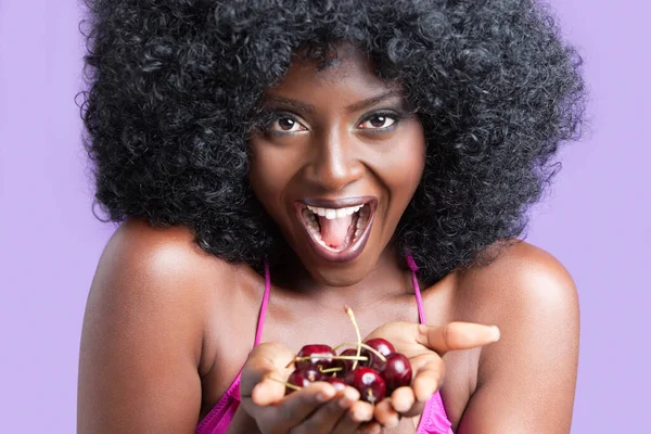 Portrait Flirtatious Young Woman Fizzy Hair Holding Cherries — Stock Photo, Image