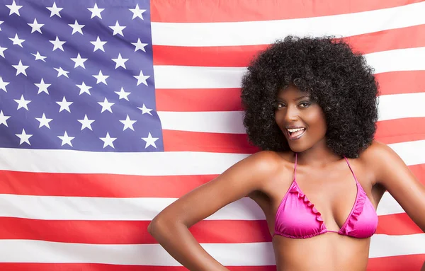 穿着比基尼站在美国国旗前的非洲裔美国妇女的画像 — 图库照片